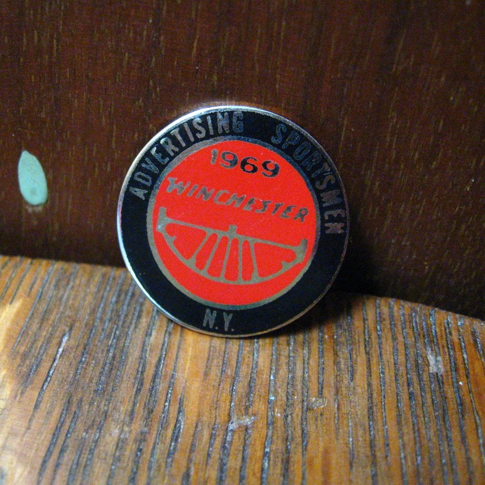 🇺🇲 Advertising Sportsmen Winchester NY 1969 Lapel Pin